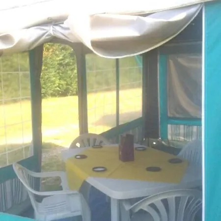 בית הארחה Mobile Homes Surrounded By Greenery